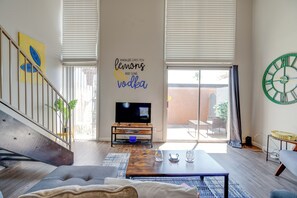 Smart TV - Vintage Stay, 1BR Old Town Scottsdale Retreat (Scottsdale)