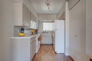 Fridge, microwave, oven, stovetop - Vintage Stay, 1BR Old Town Scottsdale Retreat (Scottsdale)