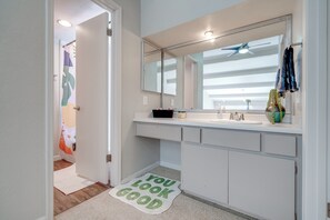 Hair dryer, towels, soap, shampoo - Vintage Stay, 1BR Old Town Scottsdale Retreat (Scottsdale)