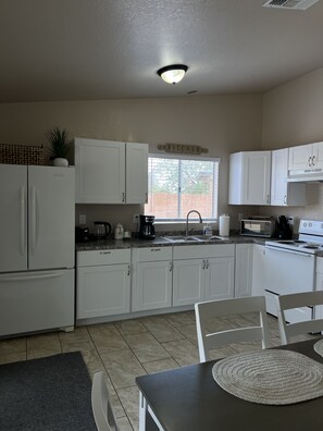 Microwave, oven, stovetop - 3-bedroom house in charming Tucson (Tucson)