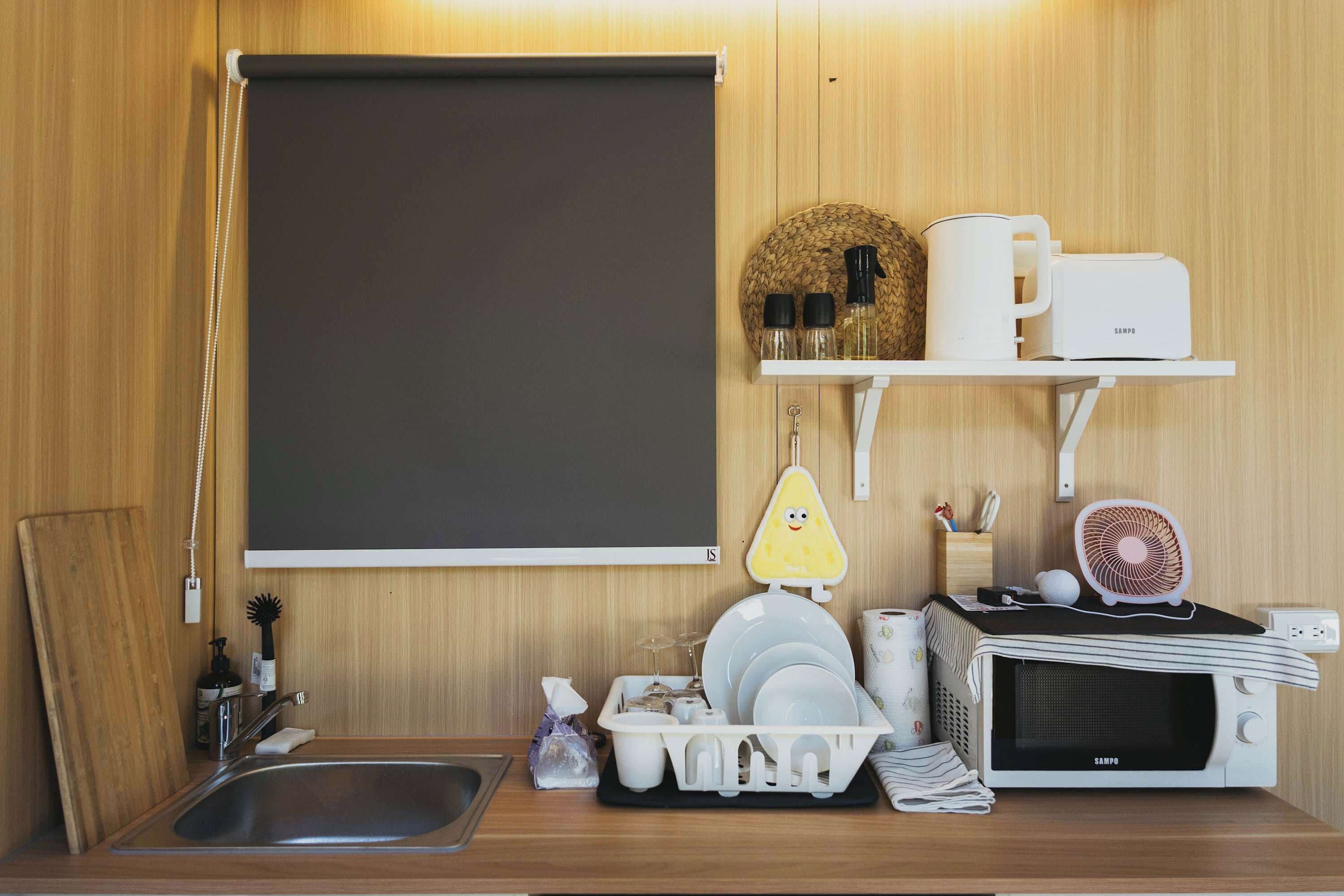 Frigorífico, microondas, placa de cocina y cafetera o tetera