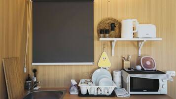 Køleskab, mikrobølgeovn, kogeplade, kaffe-/temaskine