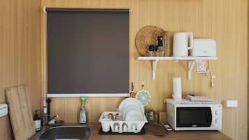 Frigorífico, microondas, placa de cocina y cafetera o tetera