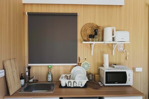 Kylskåp, mikrovågsugn, spishäll och kaffe- och tebryggare