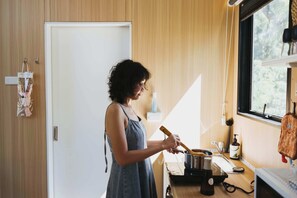 Jääkaappi, mikroaaltouuni, liesi, kahvin-/teenkeitin