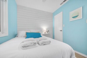 2 bedrooms, WiFi, bed sheets - Pet Friendly Pleasure Point Home (Santa Cruz)