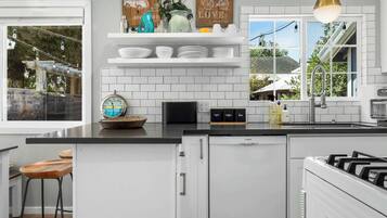 Coffee/tea maker, fridge, microwave, oven