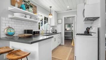 Coffee/tea maker, fridge, microwave, oven