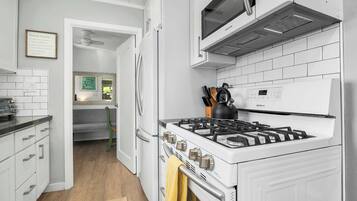 Cafetera/tetera, refrigerador, microondas, horno