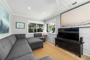 TV - Pet Friendly Pleasure Point Home (Santa Cruz)
