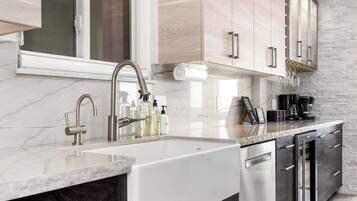 Coffee/tea maker, fridge, microwave, oven