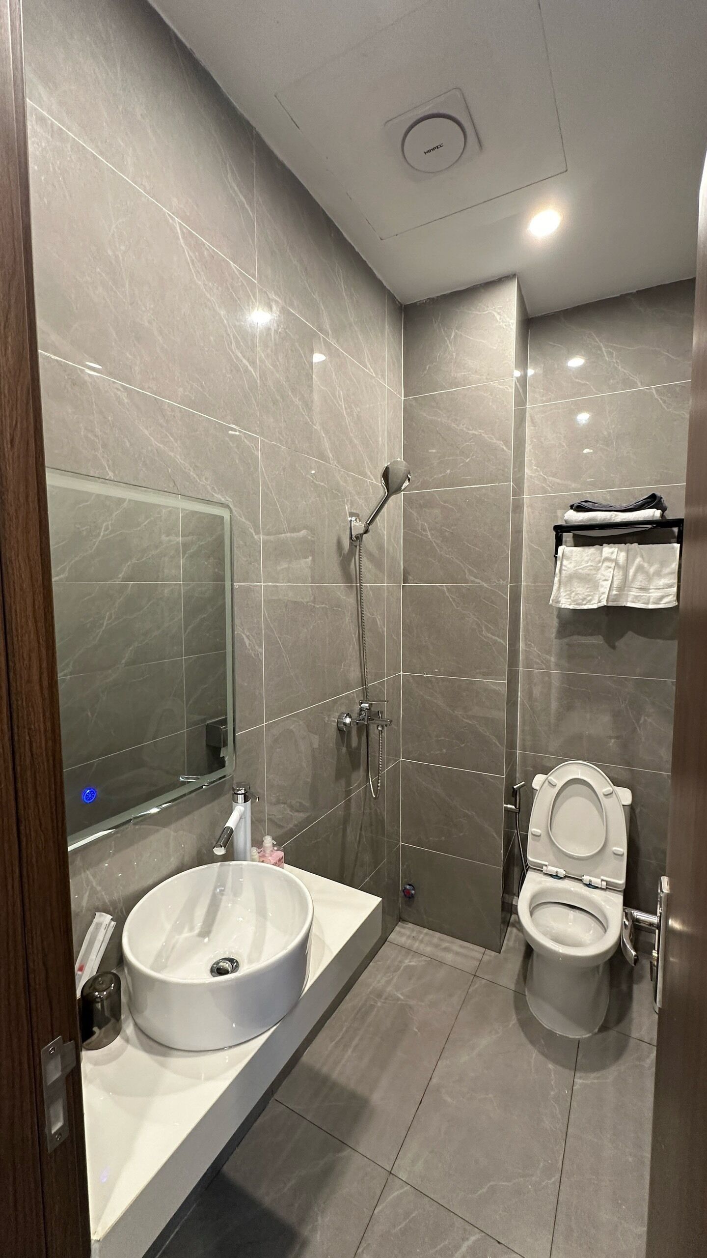 Douche, sèche-cheveux, bidet, serviettes fournies