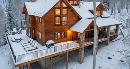 Luxury Mountain Retreat with Hot Tub and Views