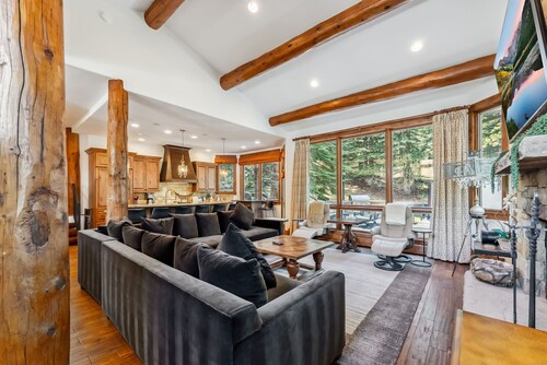 Cascade Village 4BR | Hot Tub + Shuttle Access