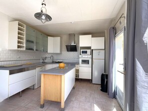 Fridge, oven, dishwasher, cookware/dishes/utensils