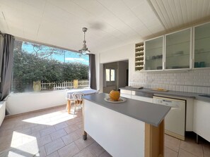 Fridge, oven, dishwasher, cookware/dishes/utensils
