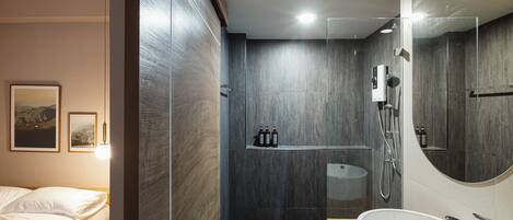 Douche, séchoir à cheveux, serviettes fournies, savon