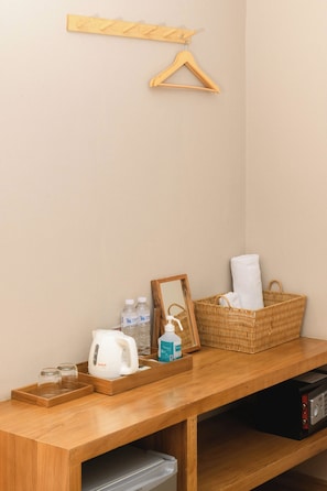 Een kluis op de kamer, een laptopwerkplek, gratis wifi, beddengoed