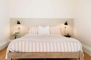 2 bedrooms, desk, WiFi, bed sheets