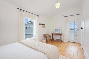 2 bedrooms, desk, WiFi, bed sheets