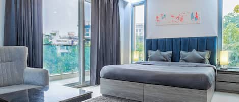 Studio, City View | In-room safe, desk, laptop workspace, blackout curtains