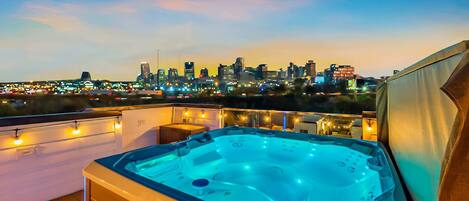 Banyera d'hidromassatge a l'aire lliure