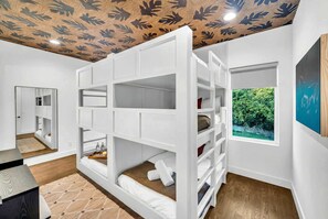 8 habitaciones, escritorio, tabla de planchar con plancha y wifi 