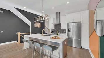 Een koelkast, een magnetron, een oven, een kookplaat