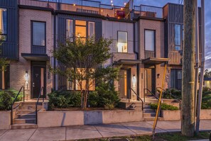 Unclassified image, 5 of 41, button