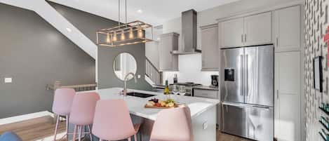 Réfrigérateur, micro-ondes, four, plaque de cuisson