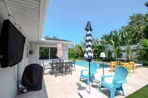 Outdoor dining - Paradise Palms - Private Pool Oasis - St. Pete (St Petersburg)