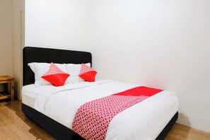 Deluxe Double Room | Desk, free WiFi, bed sheets - Hotel O D&a Guesthouse Syariah And Rent Car (Malang)