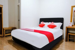 Desk, free WiFi, bed sheets - Hotel O D&a Guesthouse Syariah And Rent Car (Malang)