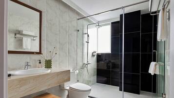 Articles de toilette de luxe, sèche-cheveux, peignoirs, chaussons