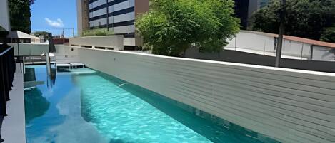 Una piscina techada, 2 piscinas al aire libre