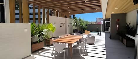 Apartment | Outdoor dining