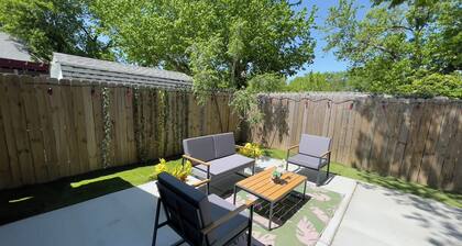 Cedar Hill Retreat-Family-Friendly, Outdoor Grill,Foosball, Close by Lake & Mall