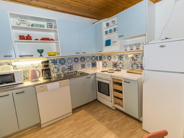 Fridge, microwave, dishwasher, cookware/dishes/utensils