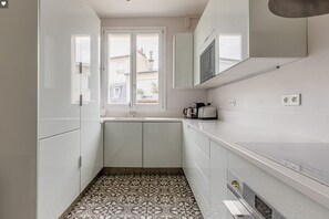 Micro-ondes, four, plaque de cuisson, lave-vaisselle