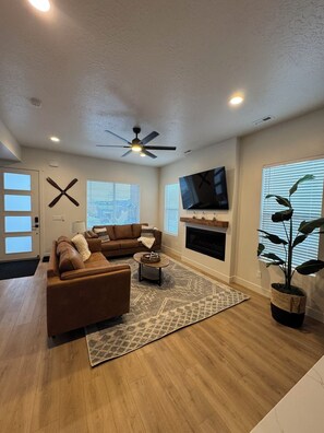 Living area - NEW! Eden Escape 5bd/4.5bth Home w/ Hot Tub (Eden)