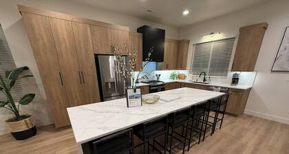 Luxury 5BR Eden Retreat! Hot Tub, Fire Pit, Grill. Sleeps 12. 4.5 bath