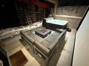 Indoor spa tub