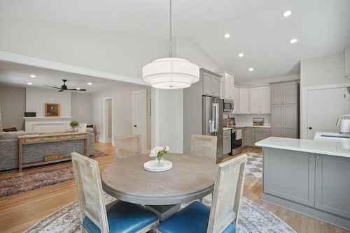 Recently Remodeled! Charming 2-bedroom bungalow in terrific DSM neighborhood