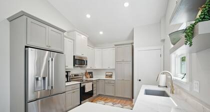 Recently Remodeled! Charming 2-bedroom bungalow in terrific DSM neighborhood