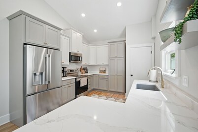 Recently Remodeled! Charming 2-bedroom bungalow in terrific DSM neighborhood