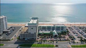 Ein Hotel mit Parkplatz, Strand und Meerblick.
