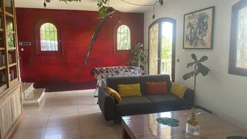 Télévision, baby-foot, table de tennis de table, livres