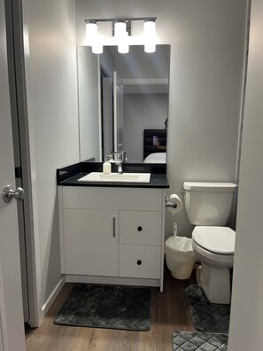 Secador de pelo, toallas, jabón, shampoo