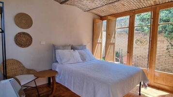 Quarto casal conforto, varanda, vista para o jardim | Escrivaninha, Wi-Fi de cortesia