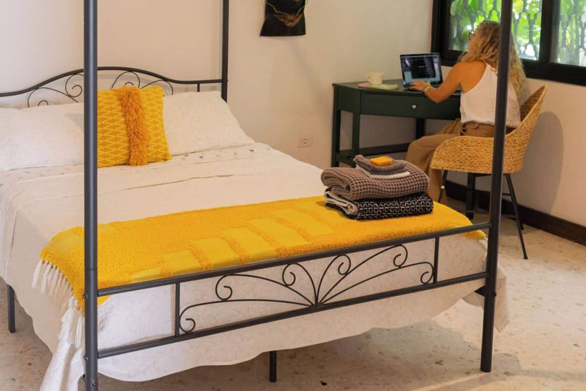 Habitación doble Deluxe, baño privado | Escritorio y wifi gratis